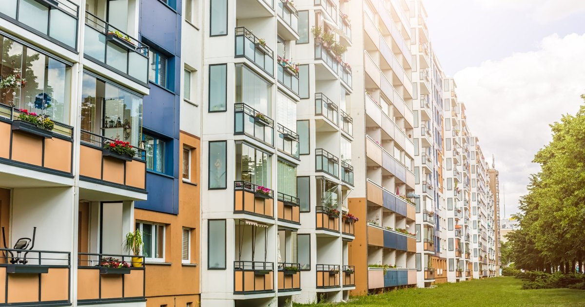 अपार्टमेंट बनाम स्वतंत्र मकान: कौन सा बेहतर है? | Apartments vs Independent Houses: Which is Better? 1 Apartments