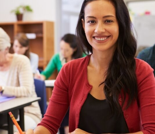 क्या प्रौढ़ शिक्षा Adult Education जीवन को नई शुरुआत देने का जरिया बन सकती है? जानिए कैसे। Adult Education