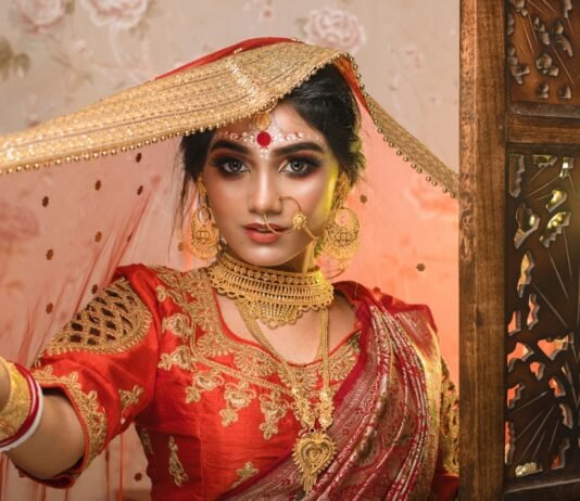 Traditional Look | क्या आप भी ट्रेडिशनल लुक में गॉर्जियस दिखना चाहते हैं? जानें परफेक्ट टिप्स। Traditional Look