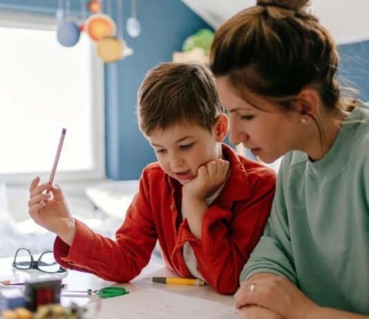 होमस्कूलिंग: छात्रों के लिए एक वैकल्पिक समाधान | Homeschooling: An Alternative Solution for Students Homeschooling