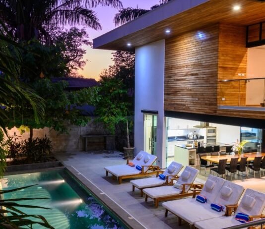 Luxury Property | जानें कि लक्ज़री प्रॉपर्टी का मतलब क्या है और यह सामान्य प्रॉपर्टी से कैसे अलग होती है। Luxury Property